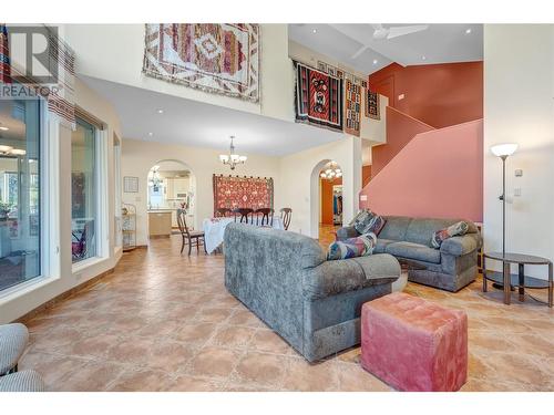 5611 Woods Avenue, Summerland, BC - Indoor Photo Showing Living Room