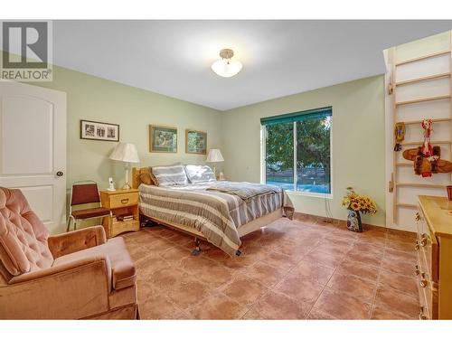 5611 Woods Avenue, Summerland, BC - Indoor Photo Showing Bedroom