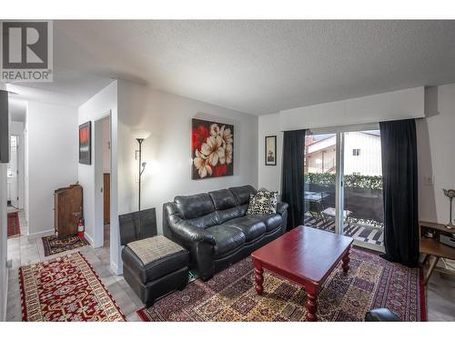 198 Roy Avenue Unit# 207, Penticton, BC - Indoor Photo Showing Living Room