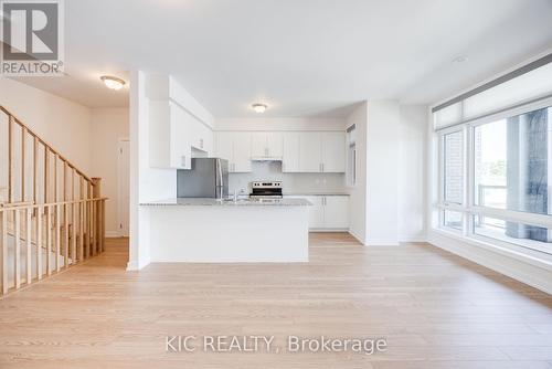 62 Dandara Gate, Vaughan, ON - Indoor Photo Showing Kitchen