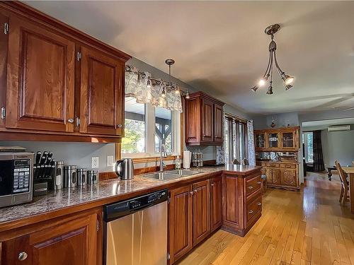 Cuisine - 353 Av. Jules-Léger, Saint-Anicet, QC - Indoor Photo Showing Kitchen With Double Sink