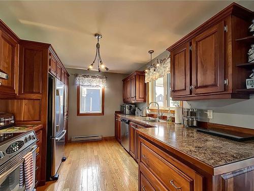 Cuisine - 353 Av. Jules-Léger, Saint-Anicet, QC - Indoor Photo Showing Kitchen With Double Sink