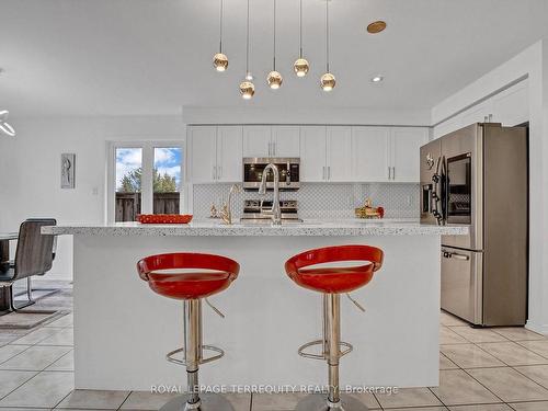 1330 Aldergrove Dr, Oshawa, ON - Indoor Photo Showing Kitchen