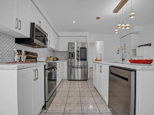 1330 Aldergrove Dr, Oshawa, ON - Indoor Photo Showing Kitchen With Upgraded Kitchen