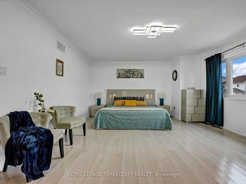 1330 Aldergrove Dr, Oshawa, ON - Indoor Photo Showing Bedroom