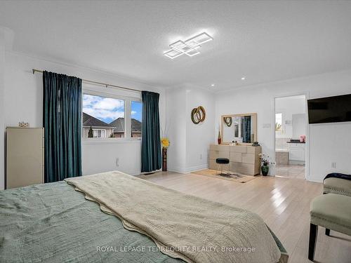 1330 Aldergrove Dr, Oshawa, ON - Indoor Photo Showing Bedroom