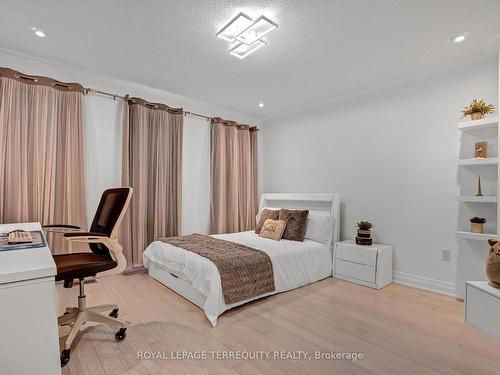 1330 Aldergrove Dr, Oshawa, ON - Indoor Photo Showing Bedroom