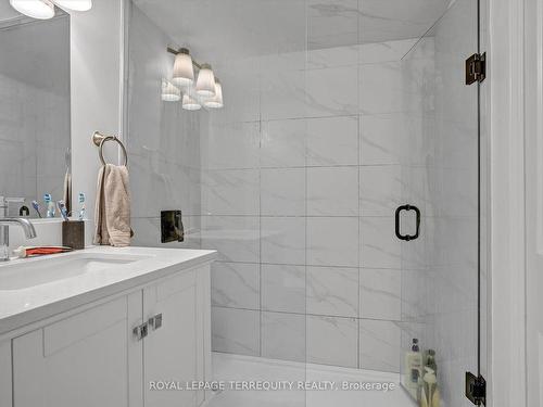 1330 Aldergrove Dr, Oshawa, ON - Indoor Photo Showing Bathroom