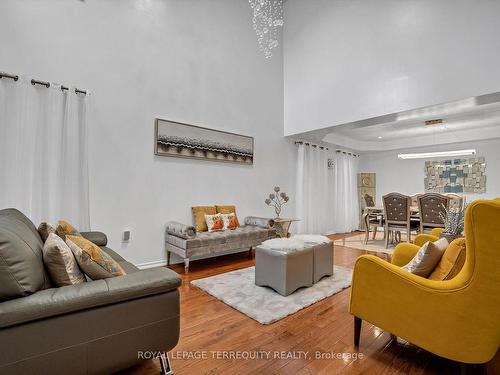 1330 Aldergrove Dr, Oshawa, ON - Indoor Photo Showing Living Room