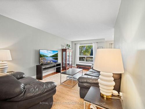 555 Tara Hill Circ, Aurora, ON - Indoor Photo Showing Living Room