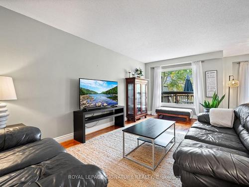 555 Tara Hill Circ, Aurora, ON - Indoor Photo Showing Living Room