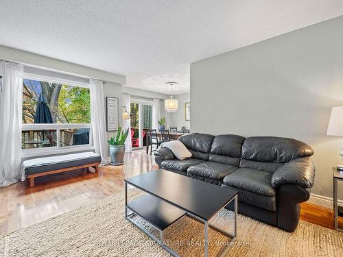 555 Tara Hill Circ, Aurora, ON - Indoor Photo Showing Living Room