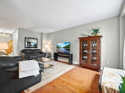 555 Tara Hill Circ, Aurora, ON - Indoor Photo Showing Living Room