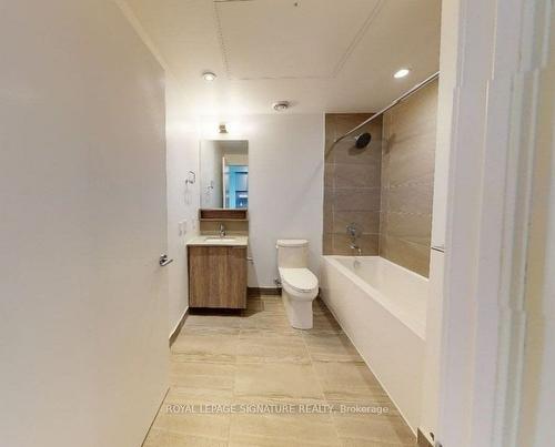 2601-950 Portage Pkwy, Vaughan, ON - Indoor Photo Showing Bathroom