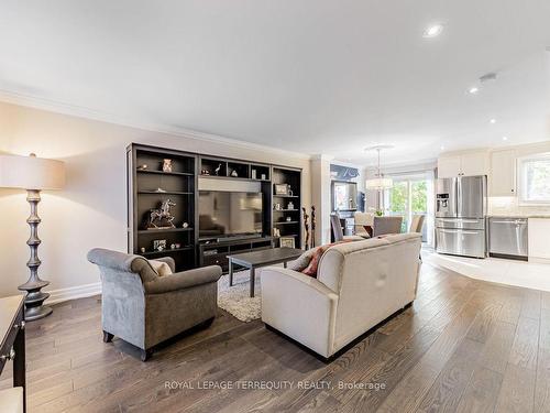 46 Ashcroft Crt, Vaughan, ON - Indoor Photo Showing Living Room