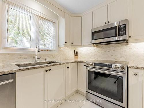 46 Ashcroft Crt, Vaughan, ON - Indoor Photo Showing Kitchen With Stainless Steel Kitchen