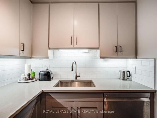 102-1220 Thorpe Rd, Burlington, ON - Indoor Photo Showing Kitchen With Upgraded Kitchen