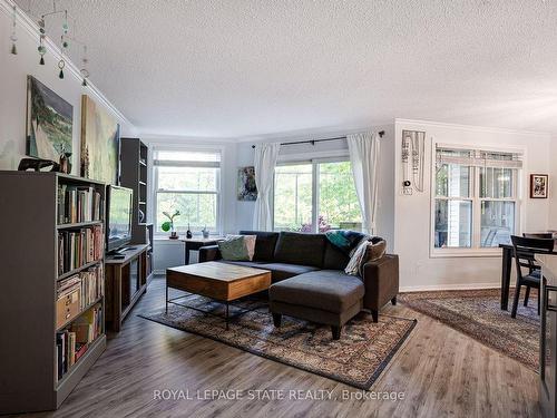 102-1220 Thorpe Rd, Burlington, ON - Indoor Photo Showing Living Room