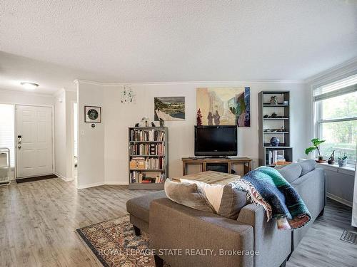 102-1220 Thorpe Rd, Burlington, ON - Indoor Photo Showing Living Room