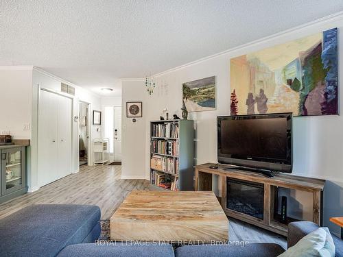 102-1220 Thorpe Rd, Burlington, ON - Indoor Photo Showing Living Room