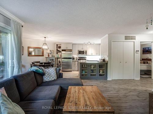 102-1220 Thorpe Rd, Burlington, ON - Indoor Photo Showing Living Room