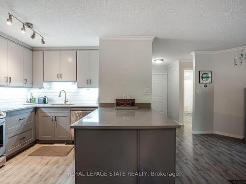 102-1220 Thorpe Rd, Burlington, ON - Indoor Photo Showing Kitchen With Upgraded Kitchen