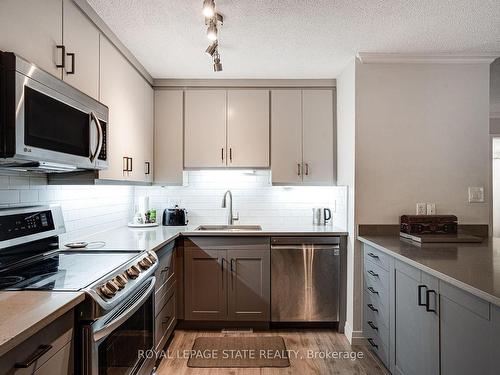 102-1220 Thorpe Rd, Burlington, ON - Indoor Photo Showing Kitchen With Stainless Steel Kitchen With Upgraded Kitchen