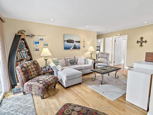 1047 Lagoon Rd, Highlands East, ON - Indoor Photo Showing Living Room