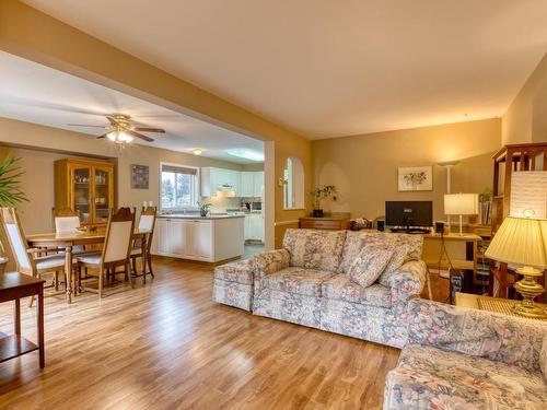 B-2191 Mission Rd, Courtenay, BC - Indoor Photo Showing Living Room