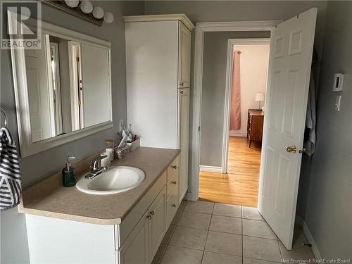 91 Theriault, Dieppe, NB - Indoor Photo Showing Bathroom