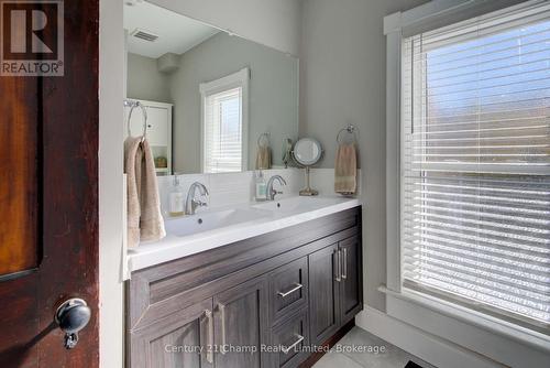 2 John St Street, Rideau Lakes (818 - Rideau Lakes (Bastard) Twp), ON - Indoor Photo Showing Bathroom