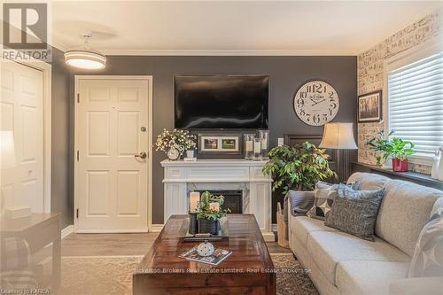 1101 - 237 Oak Street, Gananoque, ON - Indoor Photo Showing Living Room