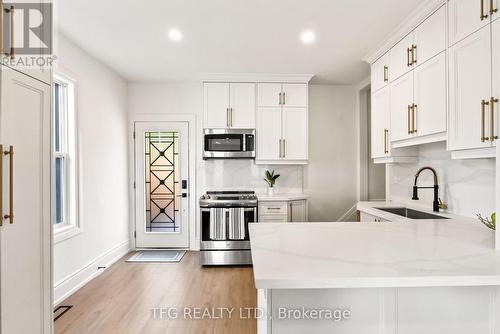 148 Nassau Street, Oshawa (Vanier), ON - Indoor Photo Showing Kitchen With Upgraded Kitchen