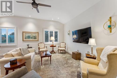 4 Andrew Drive, Kawartha Lakes (Lindsay), ON - Indoor Photo Showing Living Room