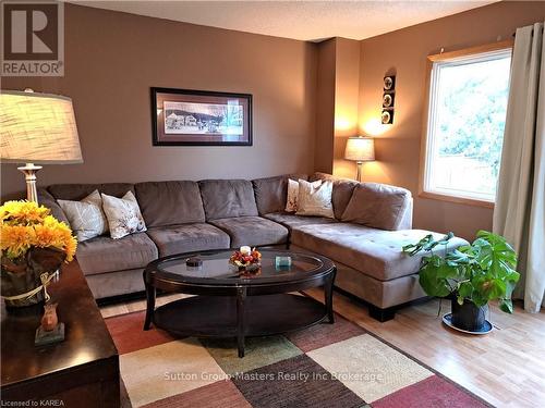 1076 Hickorywood Crescent, Kingston (City Northwest), ON - Indoor Photo Showing Living Room