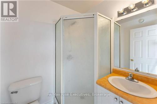 184 Briceland Street, Kingston (Rideau), ON - Indoor Photo Showing Bathroom