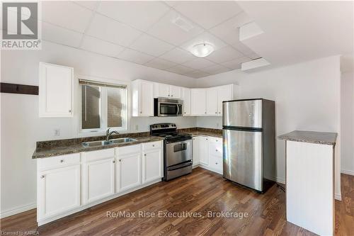 184 Briceland Street, Kingston (Rideau), ON - Indoor Photo Showing Kitchen With Double Sink