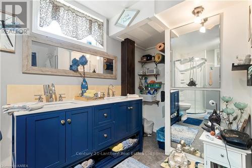 11807 Loyalist Parkway, Prince Edward County (Hallowell), ON - Indoor Photo Showing Bathroom