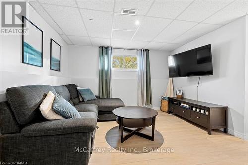 84 Southwood Crescent, Greater Napanee, ON - Indoor Photo Showing Living Room