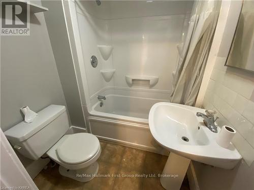 516 Victoria Street, Kingston (Central City East), ON - Indoor Photo Showing Bathroom