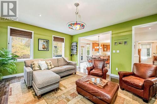 5 Westlea Avenue, Richmond Hill, ON - Indoor Photo Showing Living Room