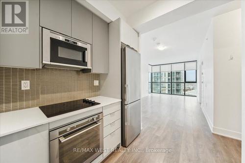 1109 - 2916 Hwy 7, Vaughan, ON - Indoor Photo Showing Kitchen