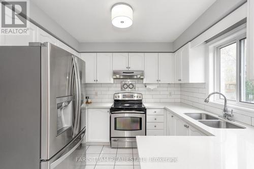 121 Nicholson Drive, Barrie, ON - Indoor Photo Showing Kitchen With Double Sink With Upgraded Kitchen