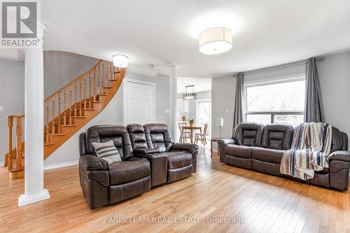 121 Nicholson Drive, Barrie, ON - Indoor Photo Showing Living Room