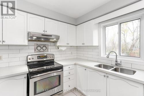 121 Nicholson Drive, Barrie, ON - Indoor Photo Showing Kitchen With Double Sink With Upgraded Kitchen