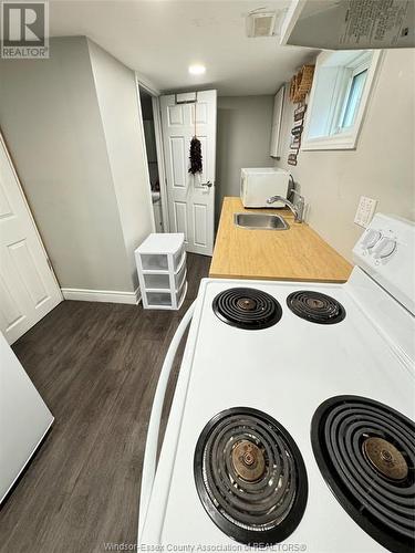 946 Arthur Unit# 2, Windsor, ON - Indoor Photo Showing Kitchen