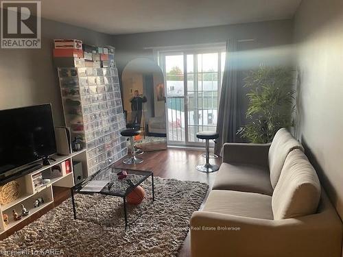 402 - 550 Talbot Place, Gananoque, ON - Indoor Photo Showing Living Room