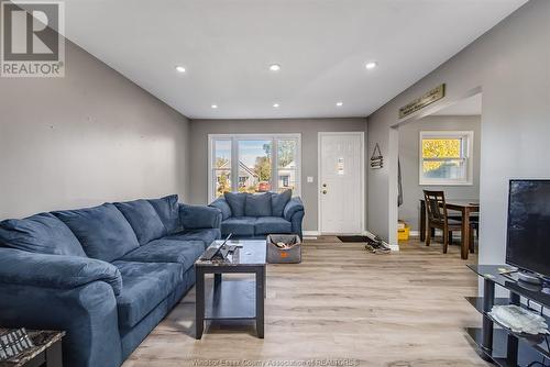 383 Frank Avenue, Windsor, ON - Indoor Photo Showing Living Room