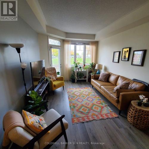 2-02 - 2420 Baronwood Drive, Oakville, ON - Indoor Photo Showing Living Room