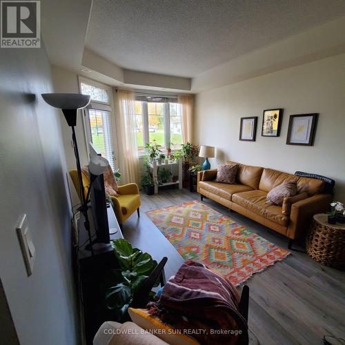 2-02 - 2420 Baronwood Drive, Oakville, ON - Indoor Photo Showing Living Room